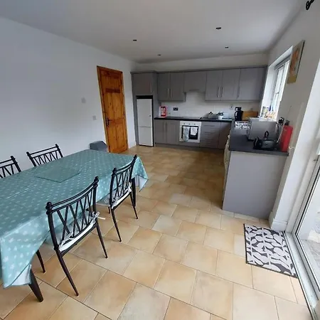 3 Bed Semi-detached House In A Quite Estate *