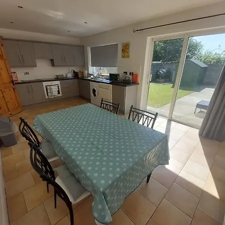 3 Bed Semi-detached House In A Quite Estate Vakantiehuis