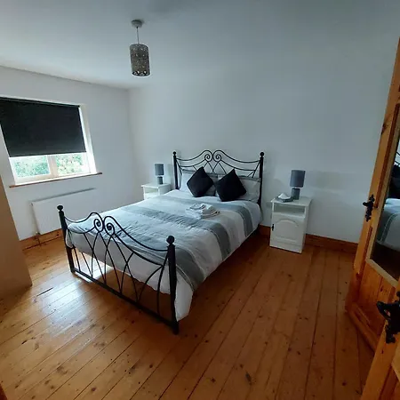 3 Bed Semi-detached House In A Quite Estate Casa vacanze Bruff