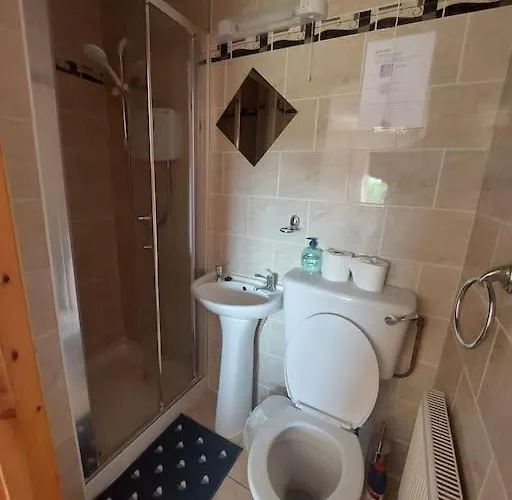 Дом отдыха 3 Bed Semi-detached House In A Quite Estate