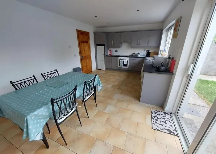 3 Bed Semi-detached House In A Quite Estate *