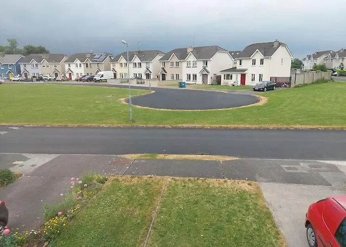 3 Bed Semi-detached House In A Quite Estate Casa de Férias *