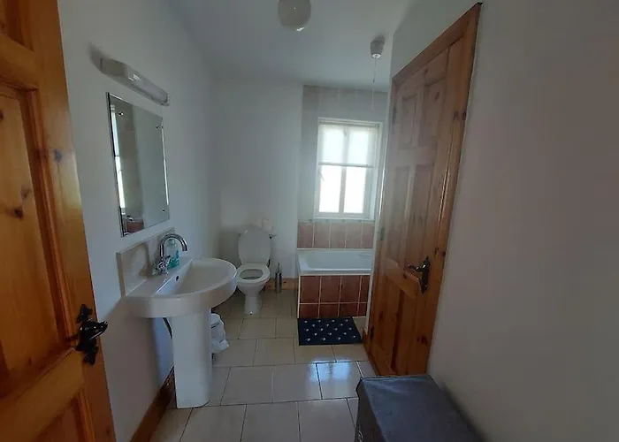 Дом отдыха 3 Bed Semi-detached House In A Quite Estate *